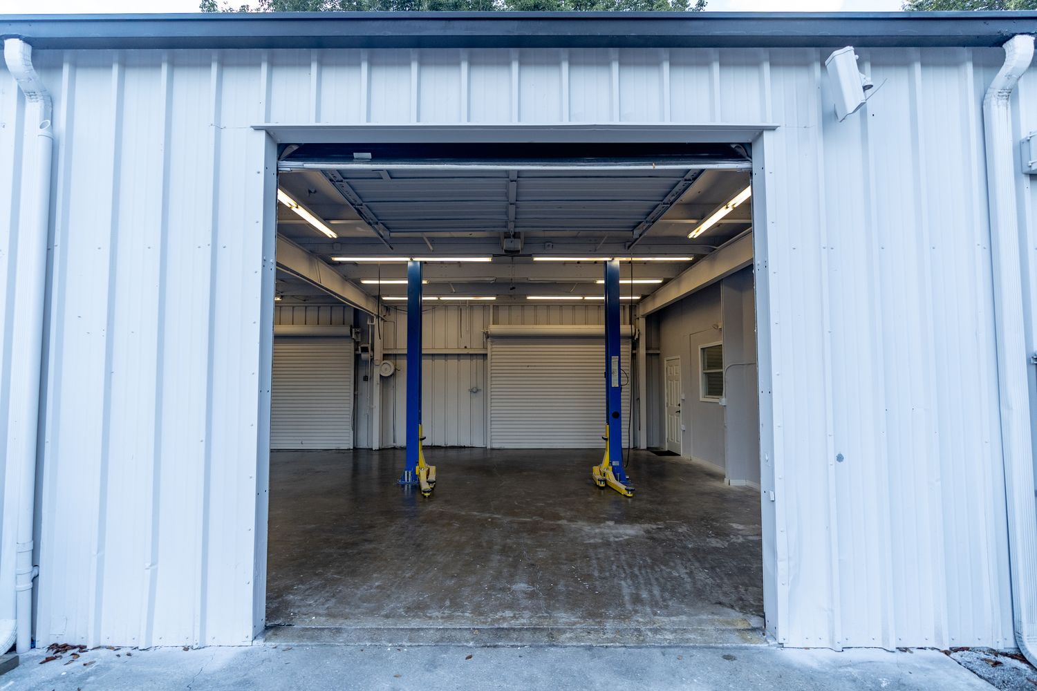 N. Florida Ave Warehouse or Automotive/Office/Showroom- 6,061 SF : 14041 N Florida Ave, Tampa, FL 33613